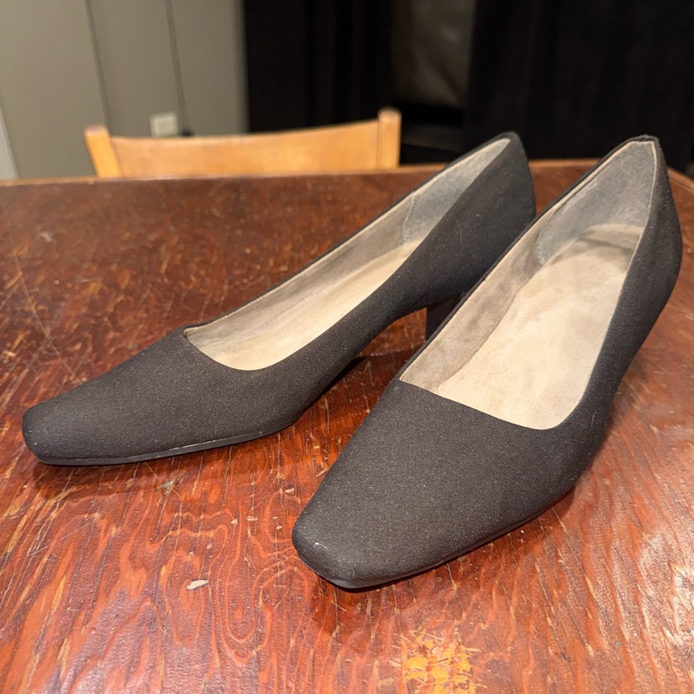 AEROSOLES Suede-ish black kitten heels pumps - size 9.5
